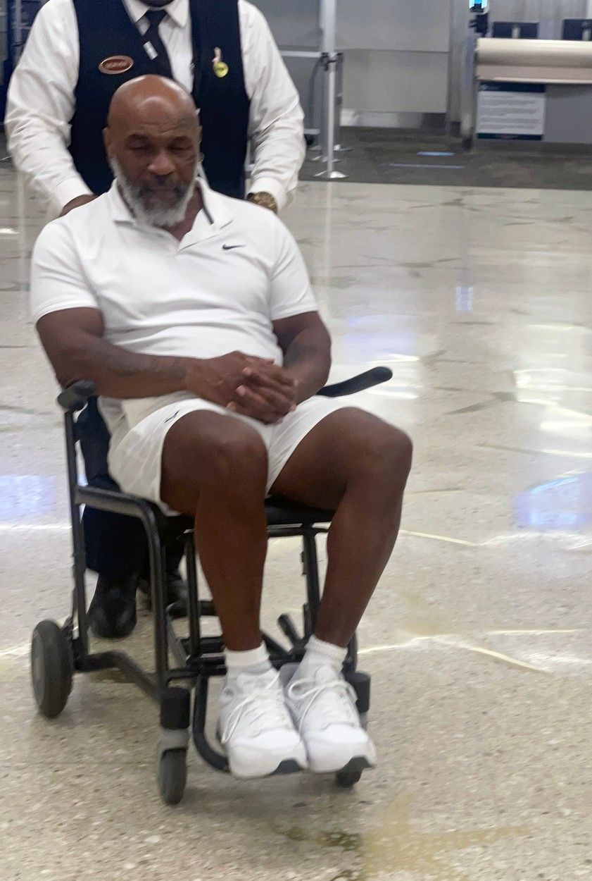 Imagini îngrijorătoare cu Mike Tyson! Celebrul boxer a fost pozat în scaun cu rotile, în aeroportul din Miami _2
