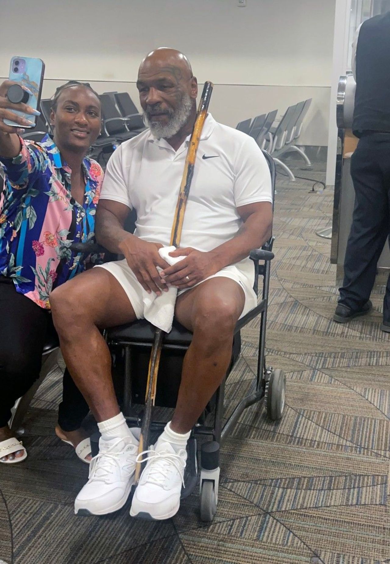 Imagini îngrijorătoare cu Mike Tyson! Celebrul boxer a fost pozat în scaun cu rotile, în aeroportul din Miami _3