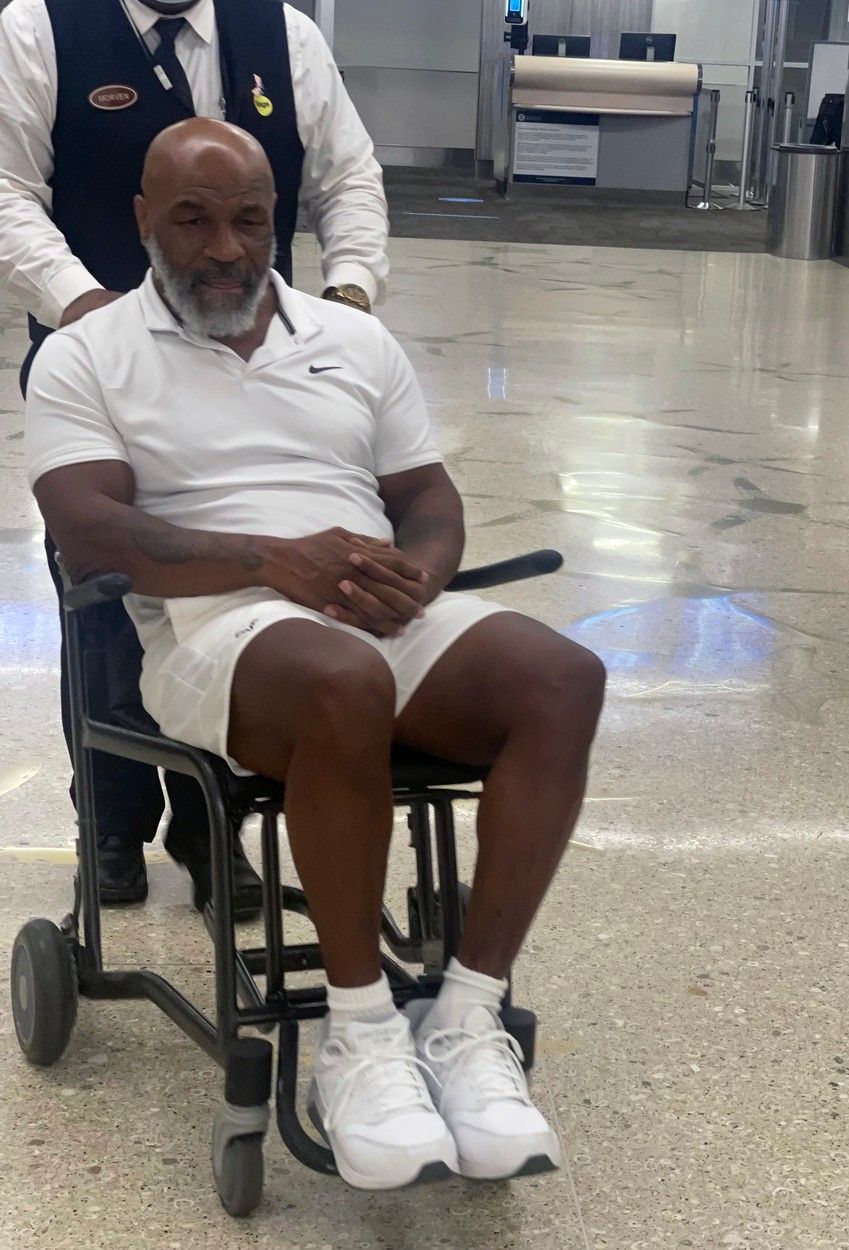 Imagini îngrijorătoare cu Mike Tyson! Celebrul boxer a fost pozat în scaun cu rotile, în aeroportul din Miami _4