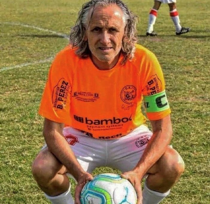 Fotbalistul de 60 de ani care a ajuns la al 46-lea sezon consecutiv din cariera de seniori!_2