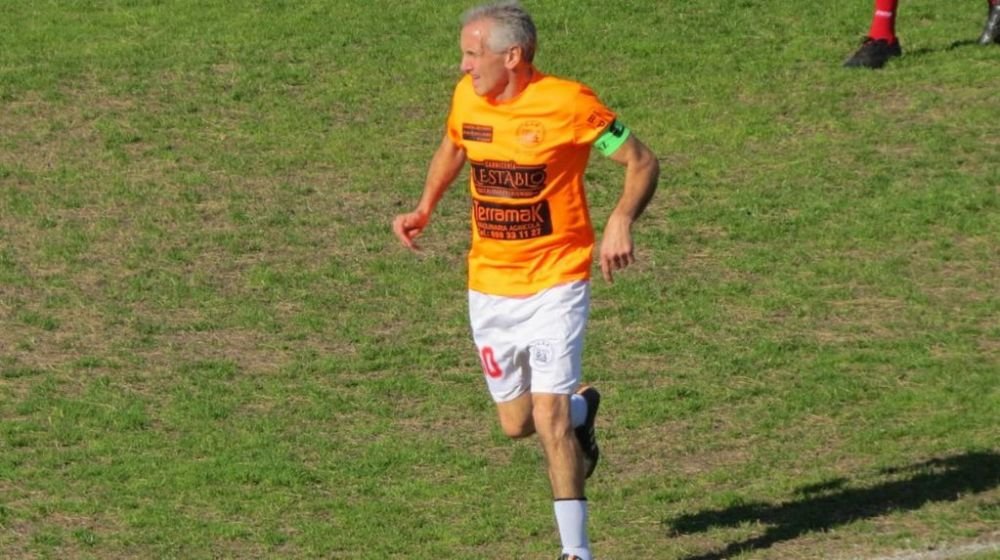 Fotbalistul de 60 de ani care a ajuns la al 46-lea sezon consecutiv din cariera de seniori!_5