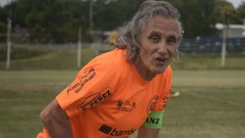 Fotbalistul de 60 de ani care a ajuns la al 46-lea sezon consecutiv din cariera de seniori!_6