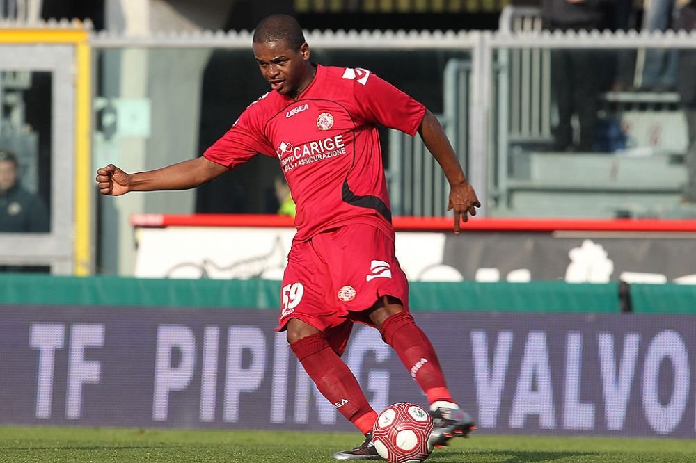 Povestea fotbalistului brazilian cu cetățenie română pentru care AC Milan a plătit 5 milioane de euro și care și-a deschis un restaurant în Buzău!_9