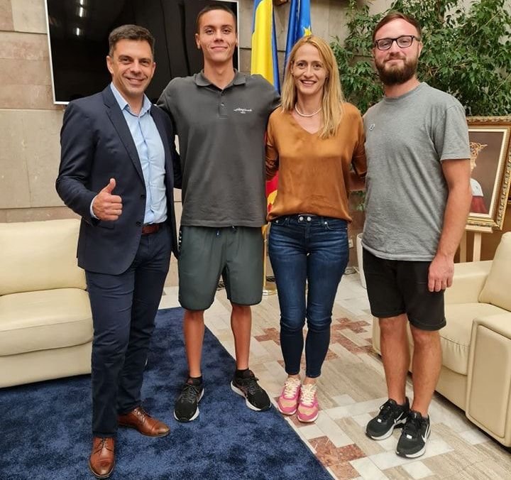 E Ministrul sportului doar pentru David Popovici! Eduard Novak l-a &icirc;nt&acirc;mpinat pe &icirc;notător, deși nu a fost singurul medaliat la Europene