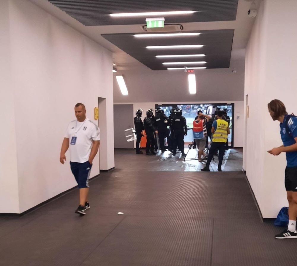 Jandarmii au făcut legea în FCU Craiova - Petrolul Ploiești! Suporterii au fost fugăriți de forțele de ordine. S-au folosit gazele lacrimogene_7