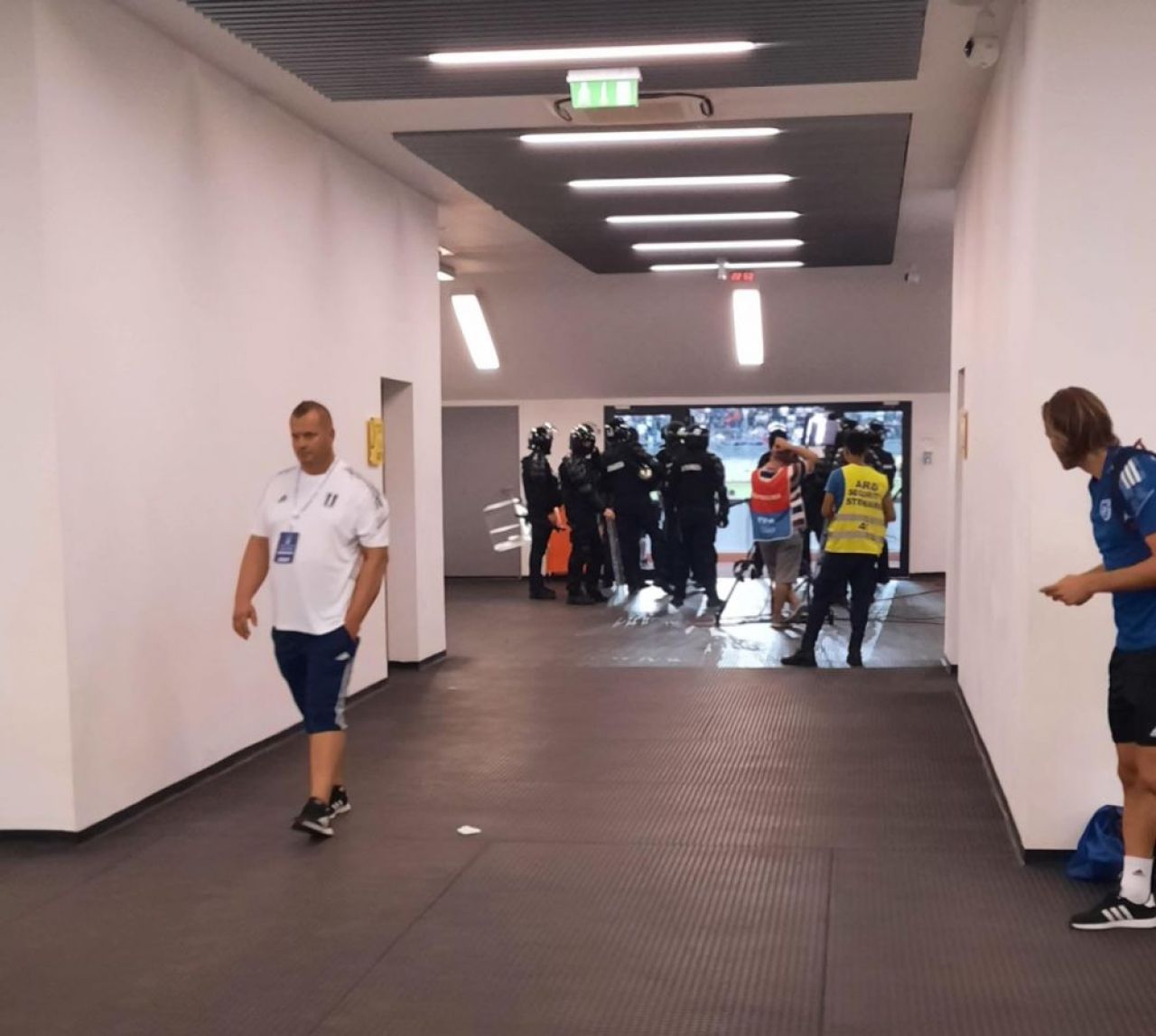Jandarmii au făcut legea în FCU Craiova - Petrolul Ploiești! Suporterii au fost fugăriți de forțele de ordine. S-au folosit gazele lacrimogene_7