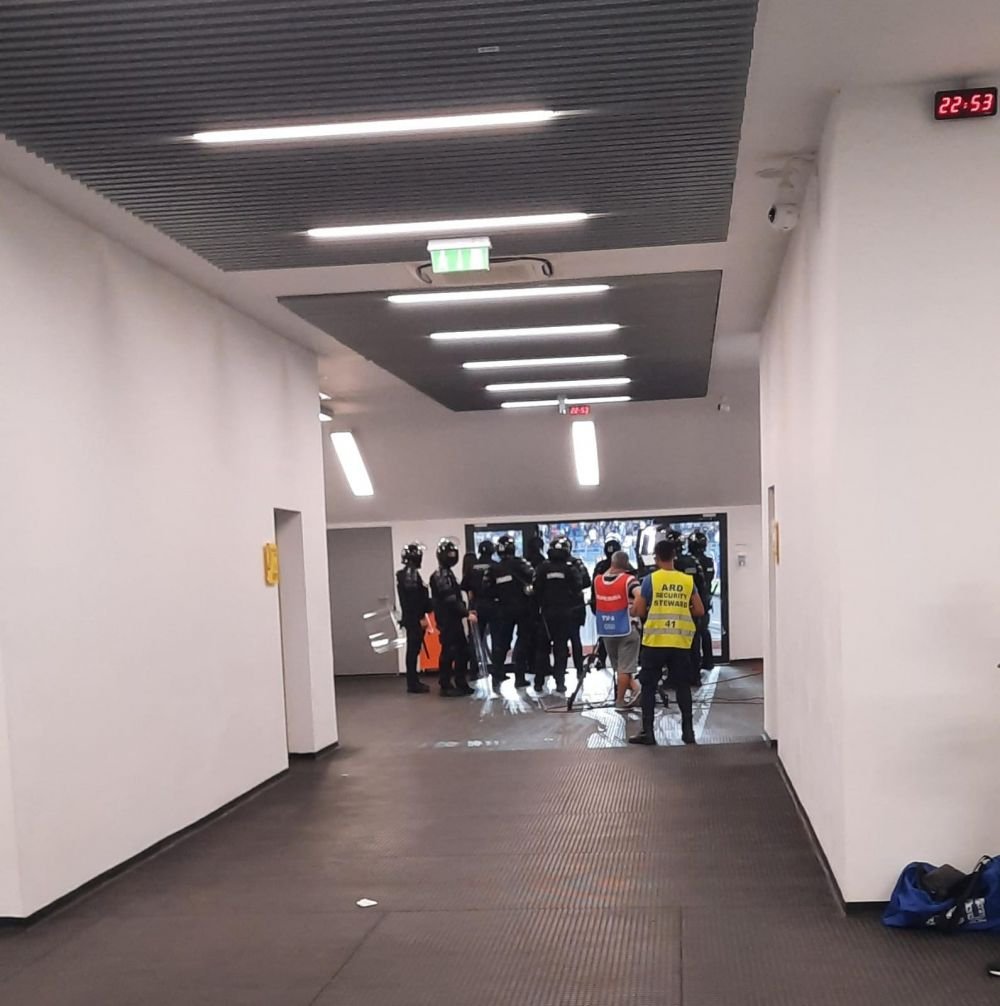 Jandarmii au făcut legea în FCU Craiova - Petrolul Ploiești! Suporterii au fost fugăriți de forțele de ordine. S-au folosit gazele lacrimogene_8