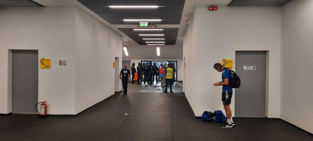 Jandarmii au făcut legea în FCU Craiova - Petrolul Ploiești! Suporterii au fost fugăriți de forțele de ordine. S-au folosit gazele lacrimogene_9
