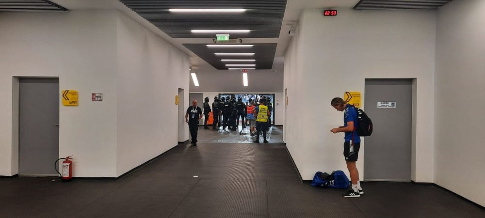 Jandarmii au făcut legea în FCU Craiova - Petrolul Ploiești! Suporterii au fost fugăriți de forțele de ordine. S-au folosit gazele lacrimogene_9