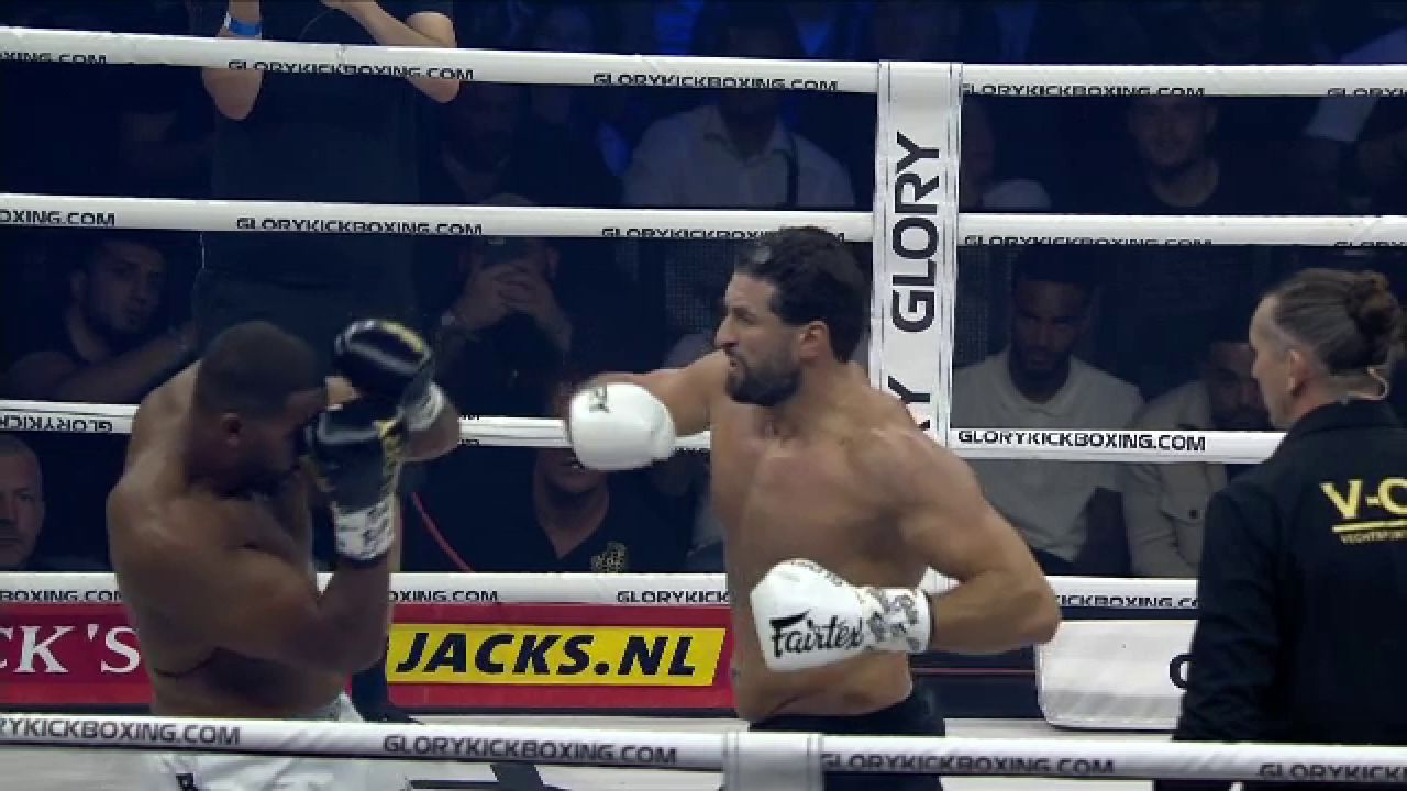 Reacția lui Jamal Ben Saddik, după ce l-a spulberat pe Benny Adegbuyi în prima rundă_1