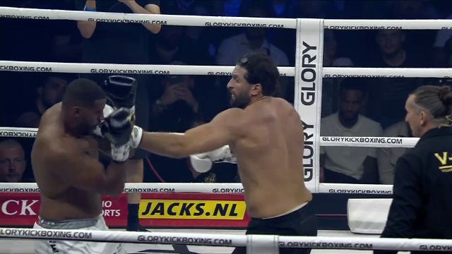 Reacția lui Jamal Ben Saddik, după ce l-a spulberat pe Benny Adegbuyi în prima rundă_2