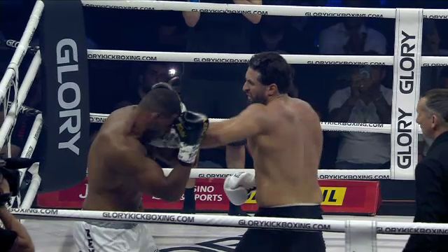 Reacția lui Jamal Ben Saddik, după ce l-a spulberat pe Benny Adegbuyi în prima rundă_3