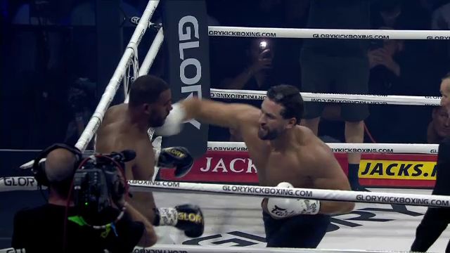 Reacția lui Jamal Ben Saddik, după ce l-a spulberat pe Benny Adegbuyi în prima rundă_5
