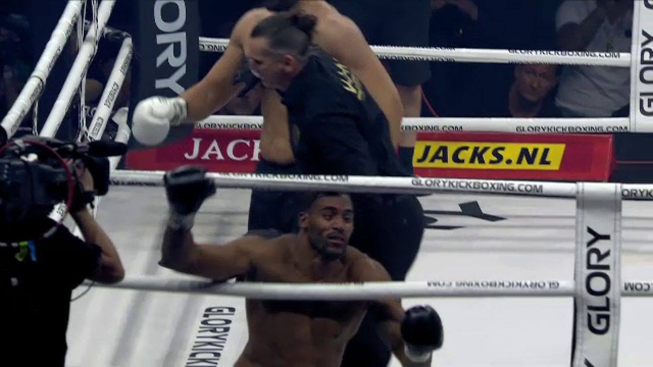 Reacția lui Jamal Ben Saddik, după ce l-a spulberat pe Benny Adegbuyi în prima rundă_9