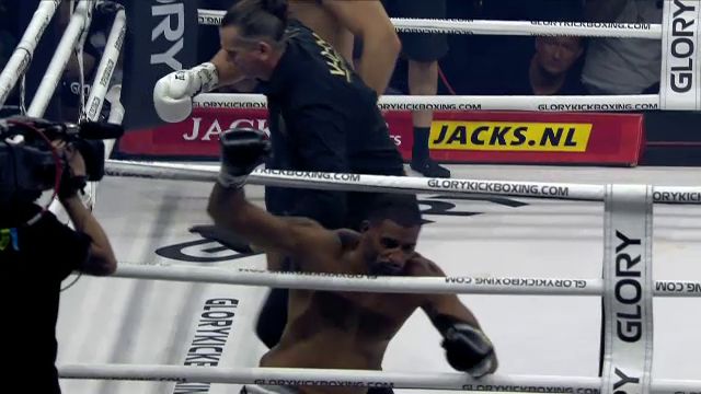 Reacția lui Jamal Ben Saddik, după ce l-a spulberat pe Benny Adegbuyi în prima rundă_10