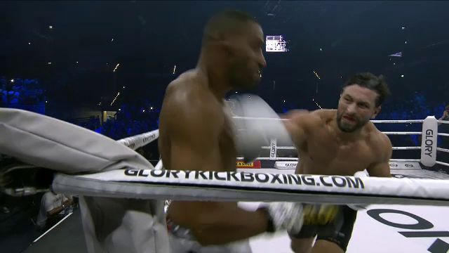 Reacția lui Jamal Ben Saddik, după ce l-a spulberat pe Benny Adegbuyi în prima rundă_13