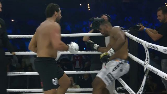 Reacția lui Jamal Ben Saddik, după ce l-a spulberat pe Benny Adegbuyi în prima rundă_15