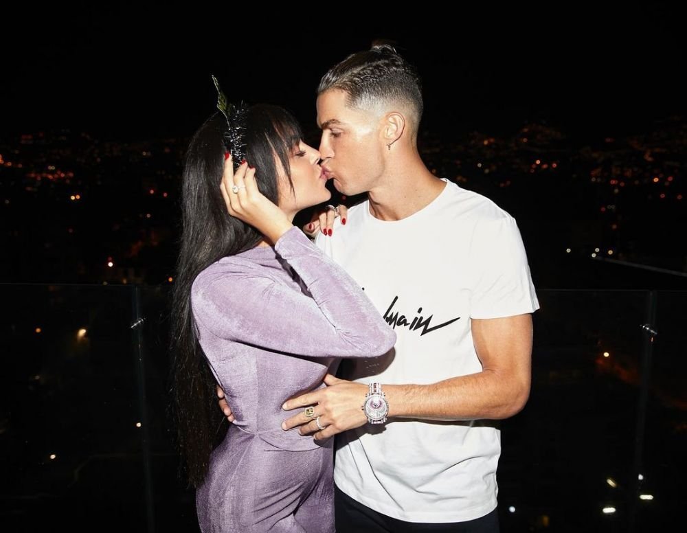 „Ce bărbat norocos e Ronaldo!” Georgina, cu decolteul la vedere într-o rochie ultra-mulată! Apariție incendiară a iubitei fotbalistului _44