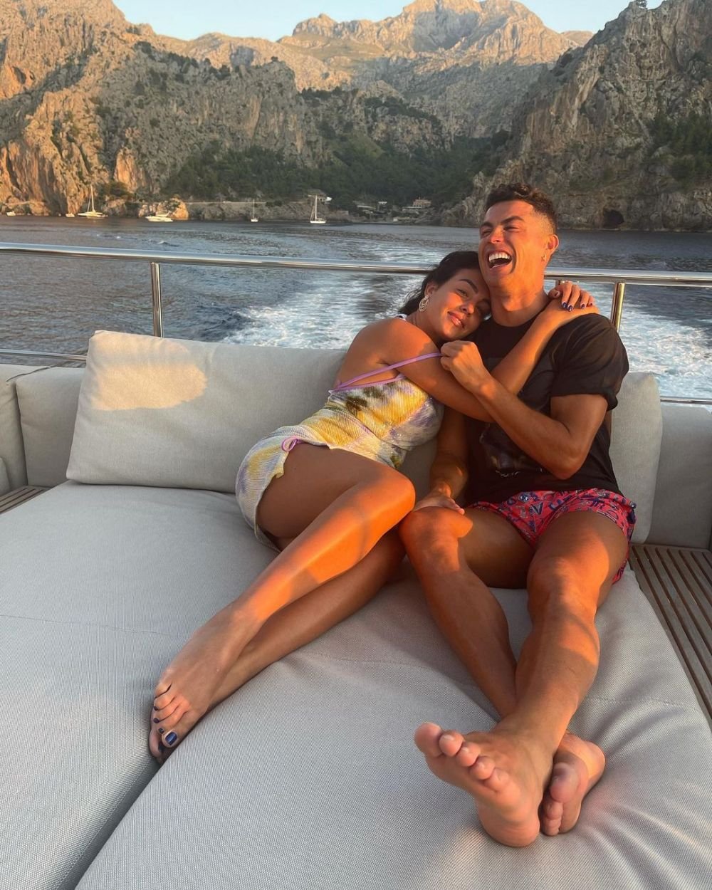 „Ce bărbat norocos e Ronaldo!” Georgina, cu decolteul la vedere într-o rochie ultra-mulată! Apariție incendiară a iubitei fotbalistului _50