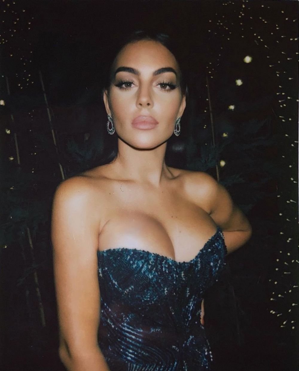 „Ce bărbat norocos e Ronaldo!” Georgina, cu decolteul la vedere într-o rochie ultra-mulată! Apariție incendiară a iubitei fotbalistului _58