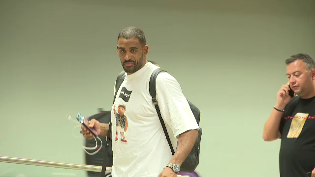 Cum a apărut Benny Adegbuyi la sosirea &icirc;n țară, la o zi după ce Jamal Ben Saddik l-a făcut KO: &rdquo;Ce urmează pentru mine?&rdquo;