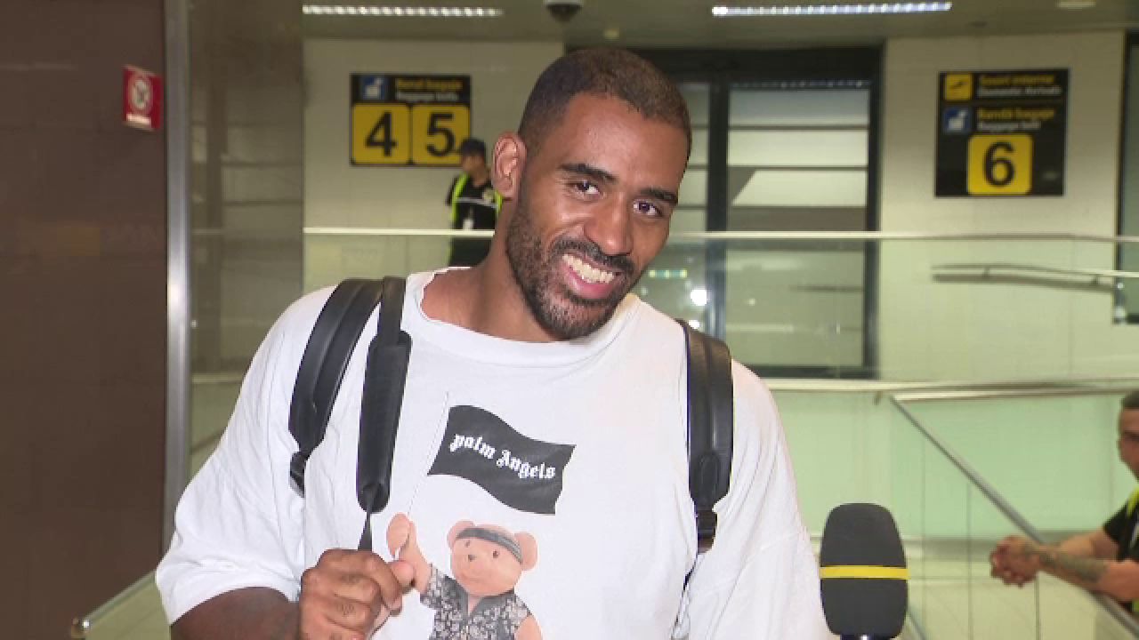 Cum a apărut Benny Adegbuyi la sosirea în țară, la o zi după ce Jamal Ben Saddik l-a făcut KO: ”Ce urmează pentru mine?”_8