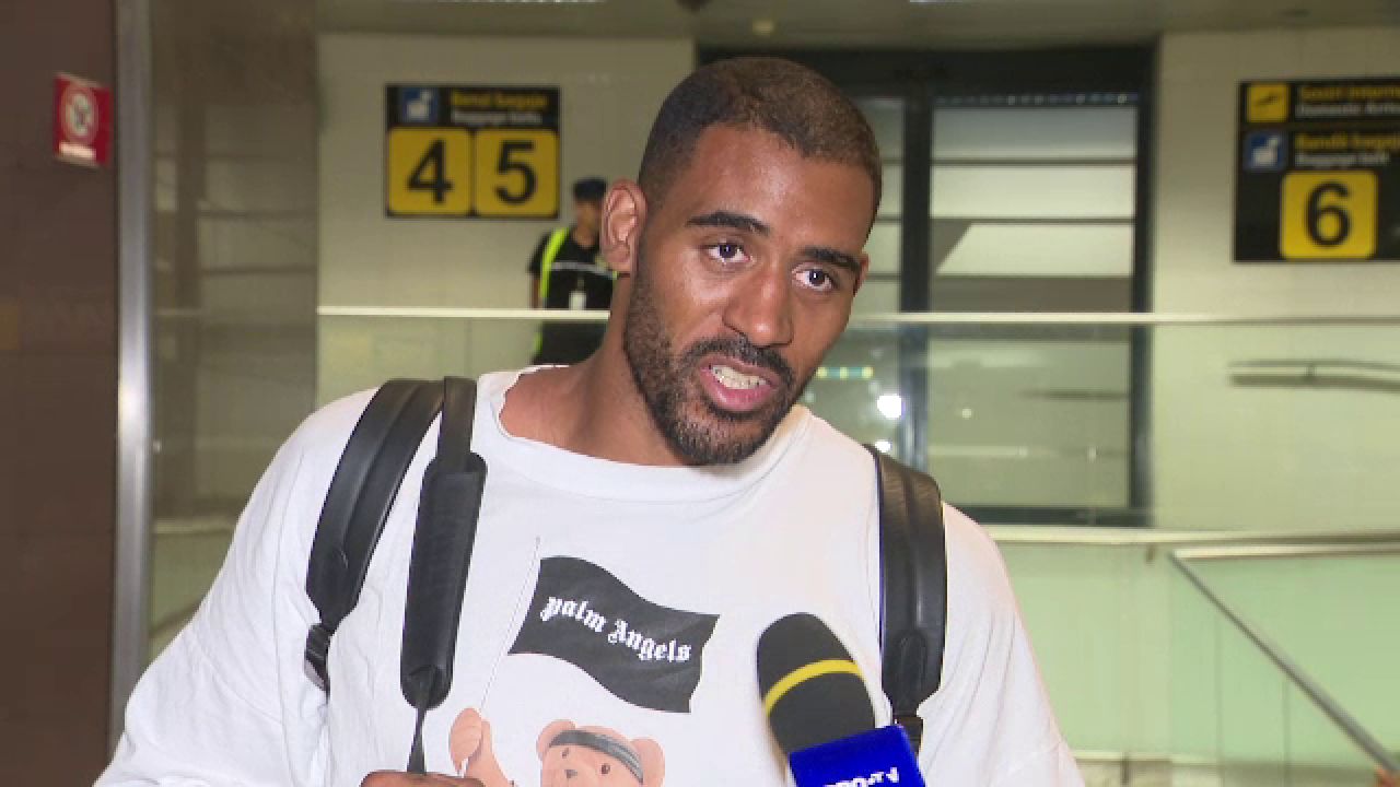 Cum a apărut Benny Adegbuyi la sosirea în țară, la o zi după ce Jamal Ben Saddik l-a făcut KO: ”Ce urmează pentru mine?”_9