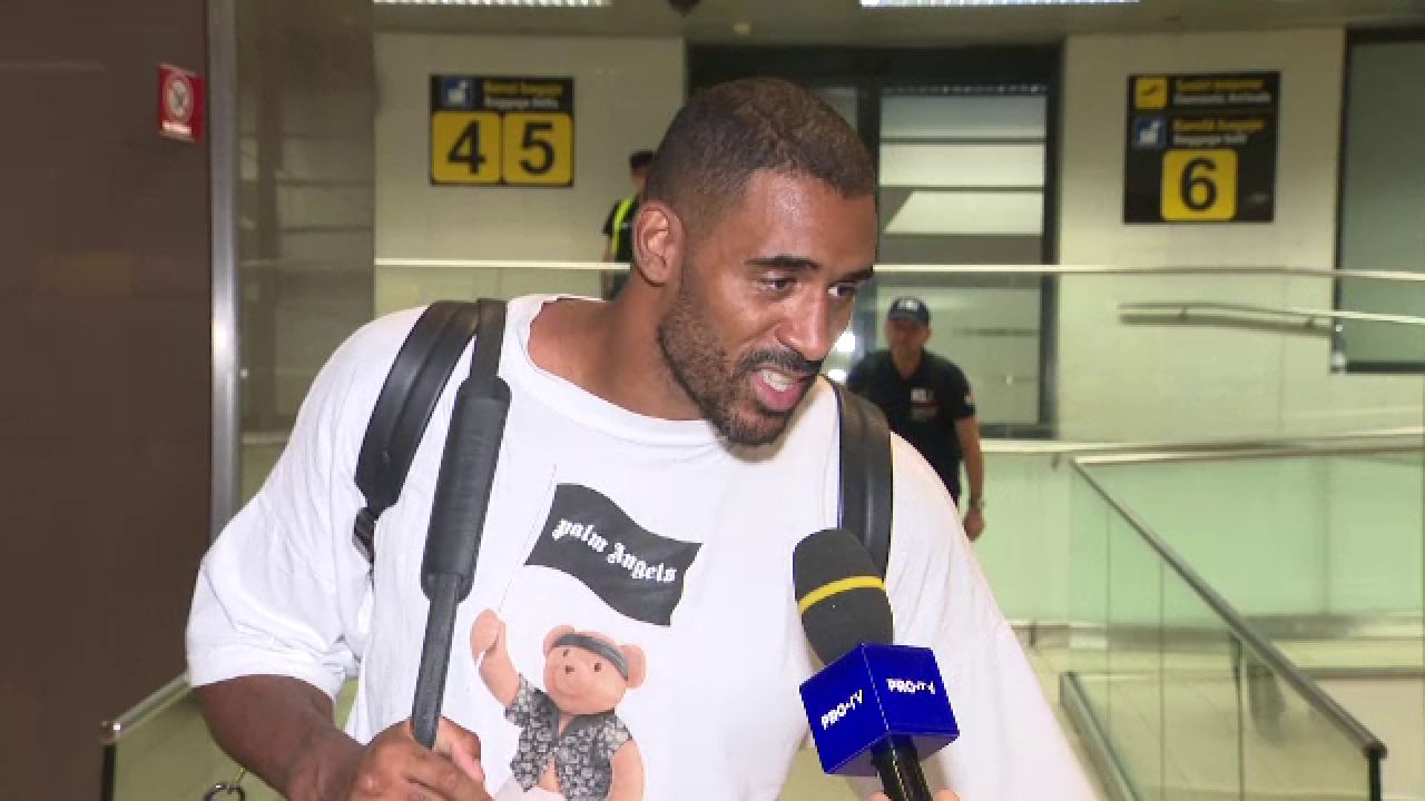 Cum a apărut Benny Adegbuyi la sosirea în țară, la o zi după ce Jamal Ben Saddik l-a făcut KO: ”Ce urmează pentru mine?”_14