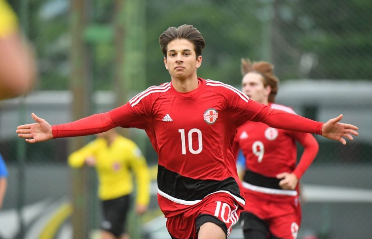 Nemții tot nemți! Bayern Munchen a oficializat deja primul transfer pentru sezonul 2023-2024, un ”wonderkid” de 17 ani_1