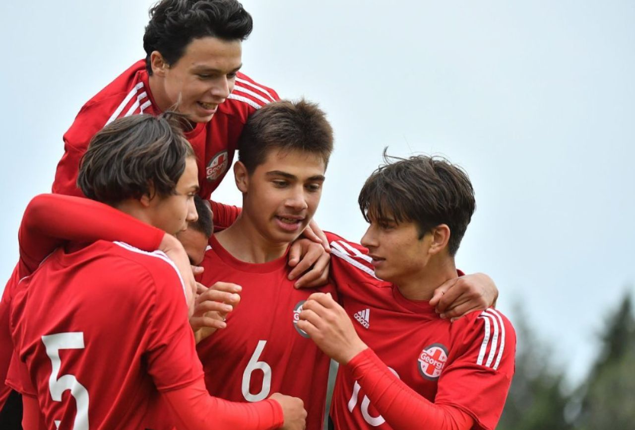 Nemții tot nemți! Bayern Munchen a oficializat deja primul transfer pentru sezonul 2023-2024, un ”wonderkid” de 17 ani_8