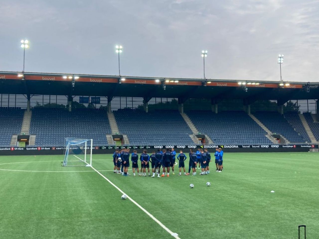 FCSB a efectuat ultimul antrenament înaintea meciului cu Viking! Cum s-au descurcat băieții lui Rădoi pe sinteticul din Norvegia_1