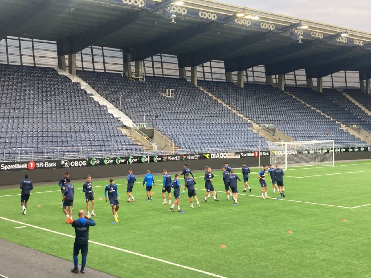 FCSB a efectuat ultimul antrenament înaintea meciului cu Viking! Cum s-au descurcat băieții lui Rădoi pe sinteticul din Norvegia_3
