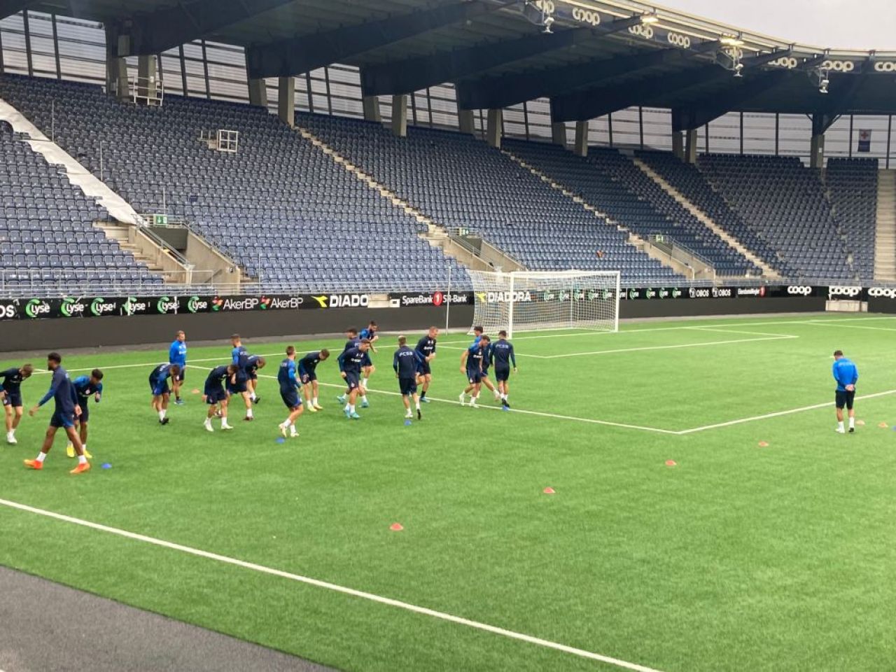 FCSB a efectuat ultimul antrenament înaintea meciului cu Viking! Cum s-au descurcat băieții lui Rădoi pe sinteticul din Norvegia_5