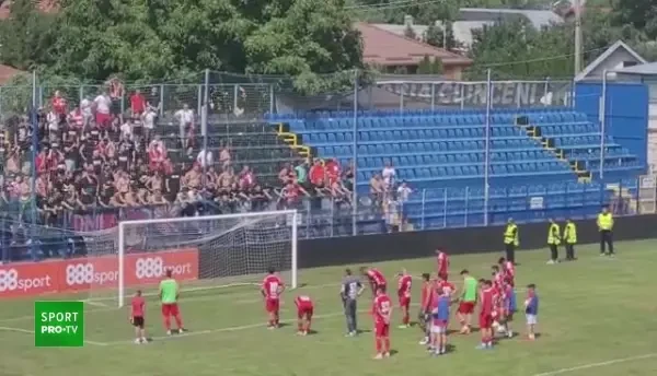 Fanii lui Dinamo au răbufnit după &icirc;ncă un eșec &icirc;n Liga 2. S-a cerut demisia lui Ovidiu Burcă