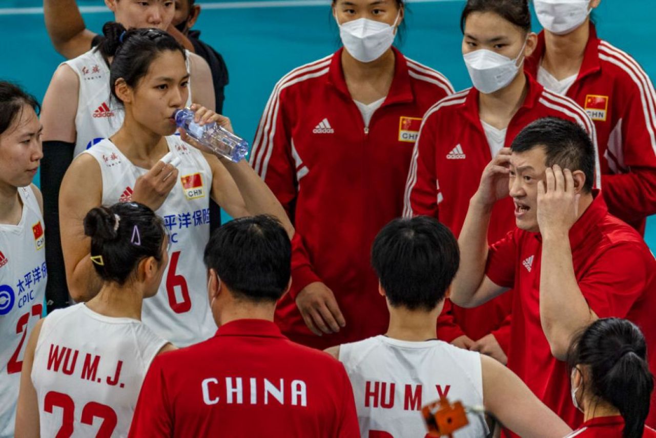 Imagini incredibile din timpul unui meci de volei. Jucătoarele din China au evoluat cu mască pe față: