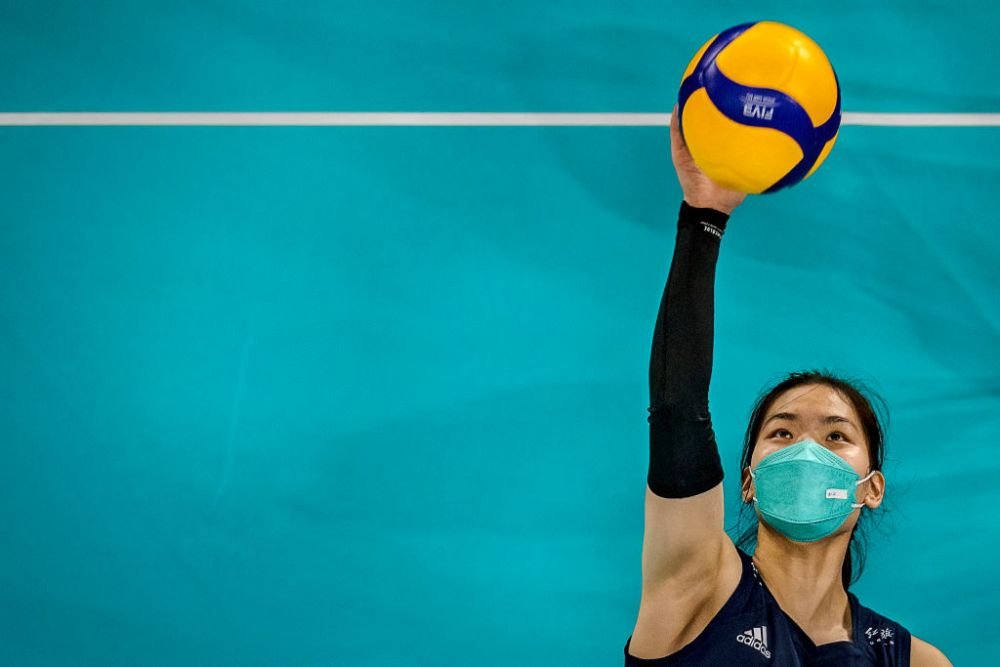 Imagini incredibile din timpul unui meci de volei. Jucătoarele din China au evoluat cu mască pe față: 