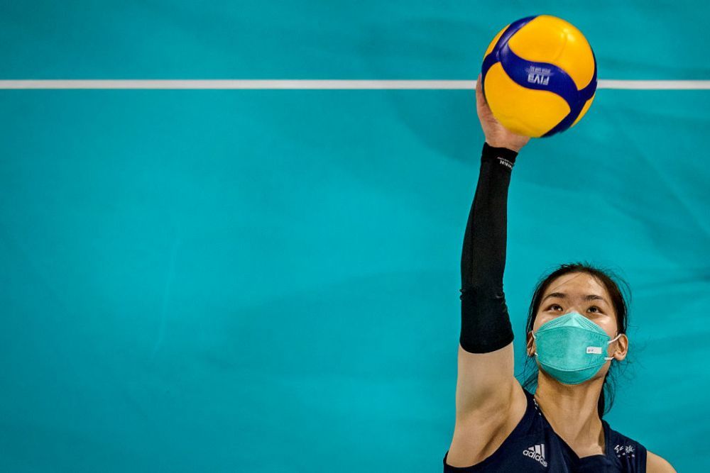 Imagini incredibile din timpul unui meci de volei. Jucătoarele din China au evoluat cu mască pe față: