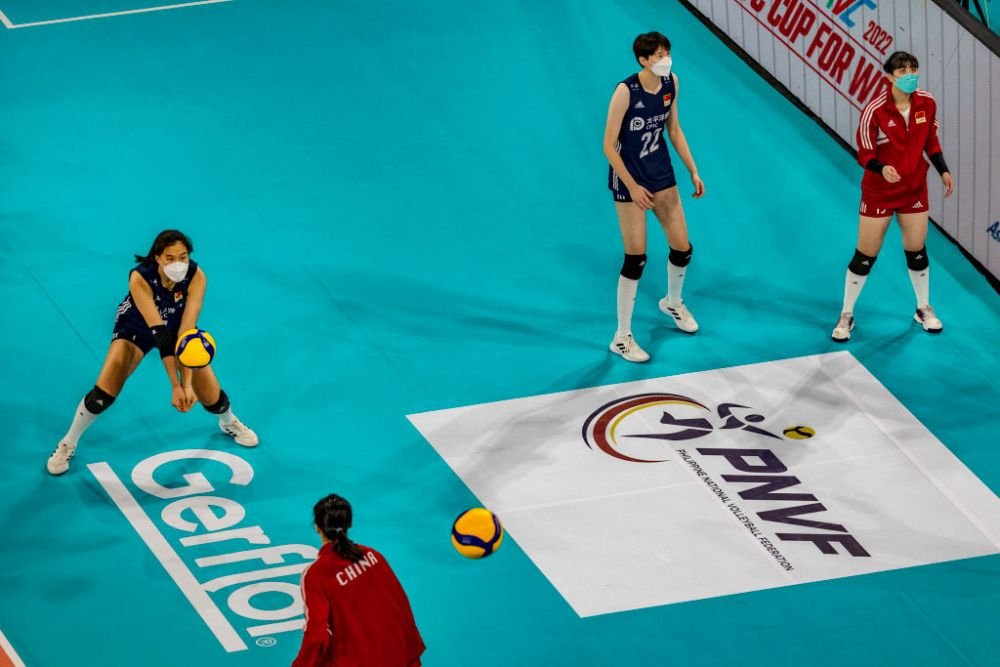 Imagini incredibile din timpul unui meci de volei. Jucătoarele din China au evoluat cu mască pe față: 
