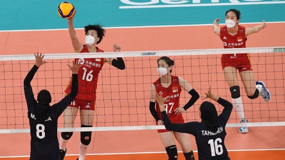 Imagini incredibile din timpul unui meci de volei. Jucătoarele din China au evoluat cu mască pe față: 