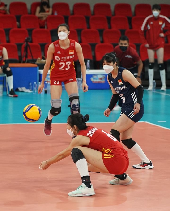 Imagini incredibile din timpul unui meci de volei. Jucătoarele din China au evoluat cu mască pe față: 