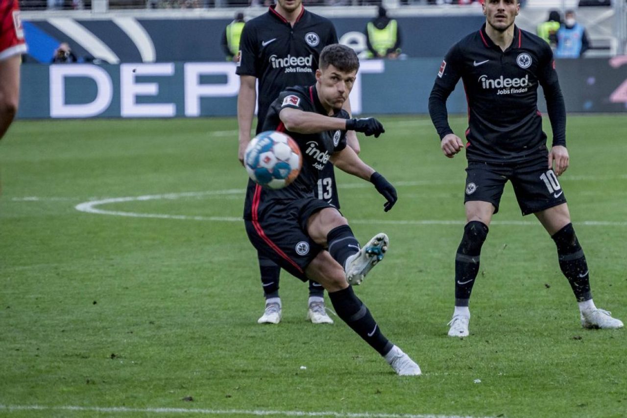 Românul calificat la Mondial cu Australia și câștigător al Europa League cu Eintracht s-a transferat în Serie A!_7