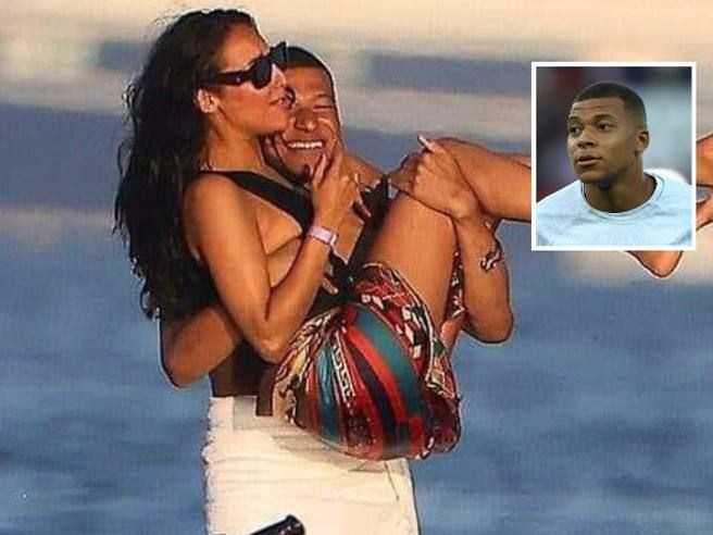 Mbappe a spart bariera! Starul lui PSG, surprins în ipostaze tandre cu un model transgender_38