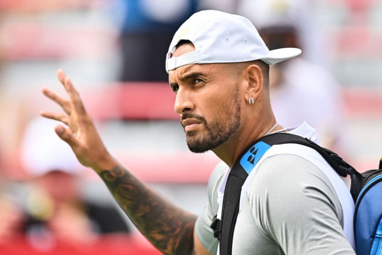 „Dacă nu mă susții, pleacă dracului acasă, frate!” Nick Kyrgios, amendat cu $11,000 pentru că a scuipat în direcția lojei sale_15
