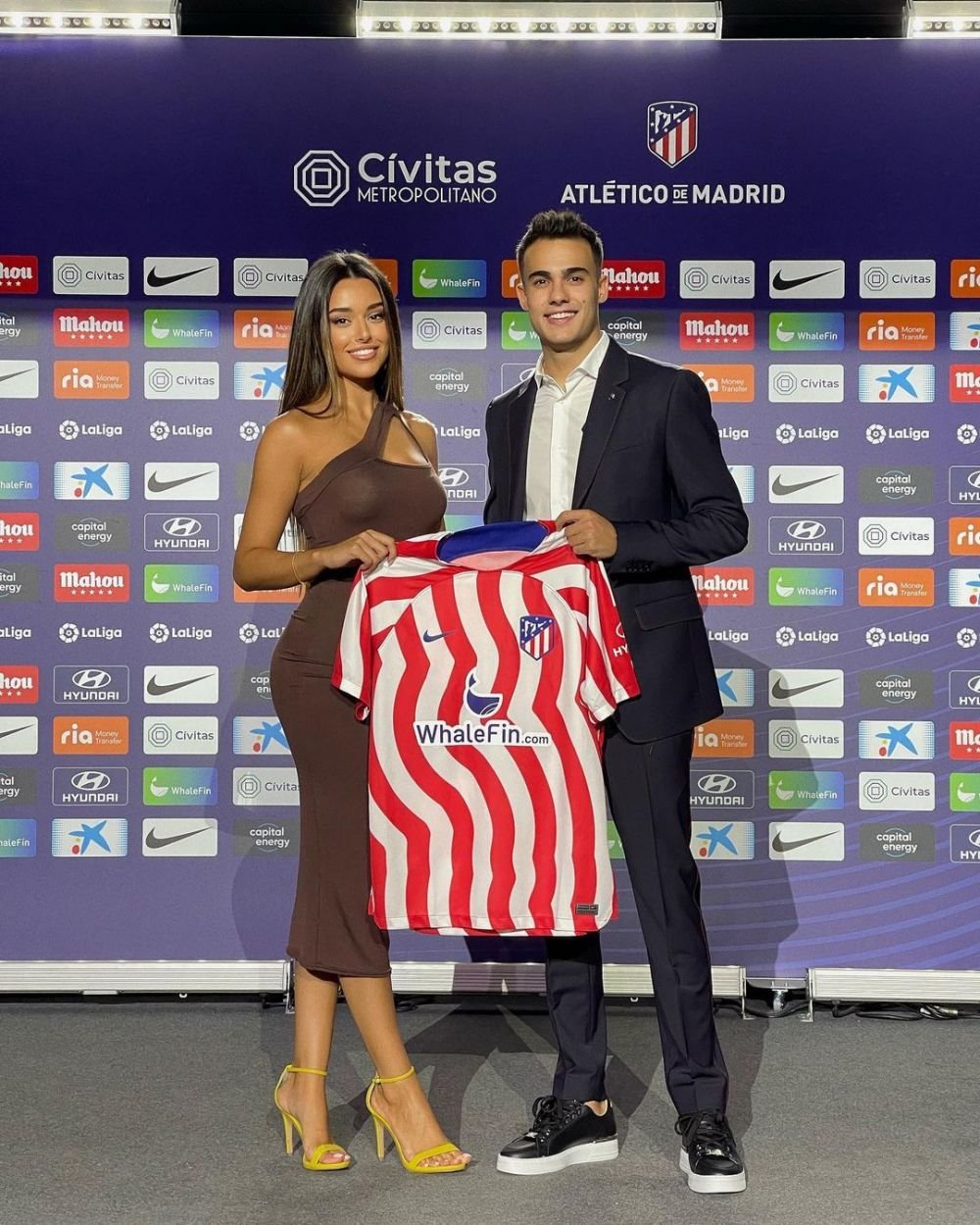 Iubita lui Reguilon a strălucit la prezentarea fotbalistului la Atletico! Cum arată bruneta care face ravagii pe Instagram_73