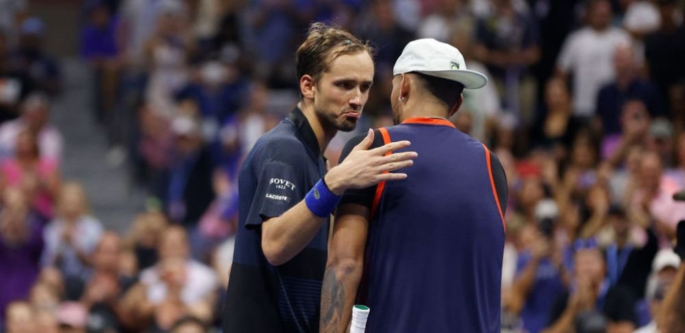 Șah la rege! Nick Kyrgios l-a &icirc;nvins pe campionul en-titre, Daniil Medvedev și s-a calificat &icirc;n sferturile US Open 2022