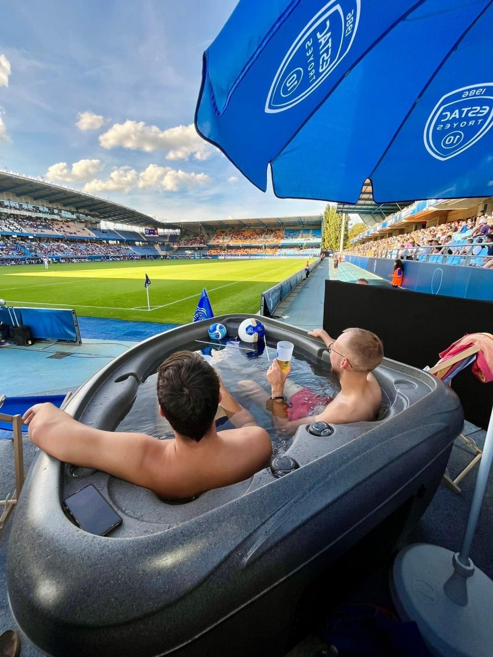 Imaginea zilei vine din Franța! Cum au vizionat Troyes - Rennes, 1-1, doi suporteri „de lux” :)_2