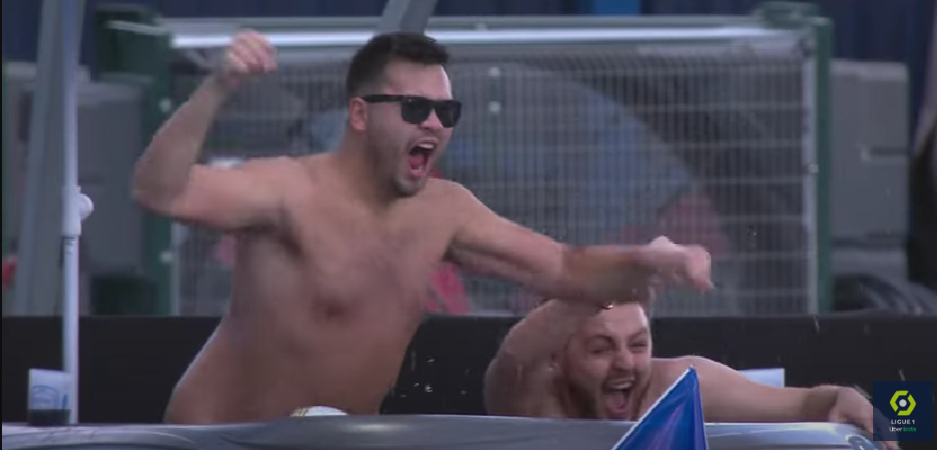 Imaginea zilei vine din Franța! Cum au vizionat Troyes - Rennes, 1-1, doi suporteri „de lux” :)_3
