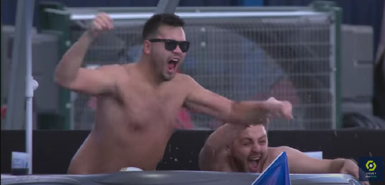 Imaginea zilei vine din Franța! Cum au vizionat Troyes - Rennes, 1-1, doi suporteri „de lux” :)_3