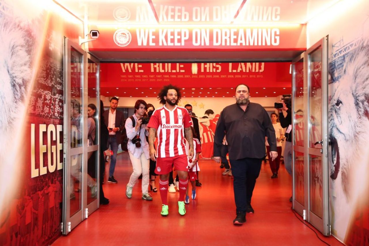 Pur și simplu spectaculos! Marcelo, prezentare de star la Olympiacos. Fanii au luat cu asalt stadionul și i-au pregătit un show pirotehnic_11