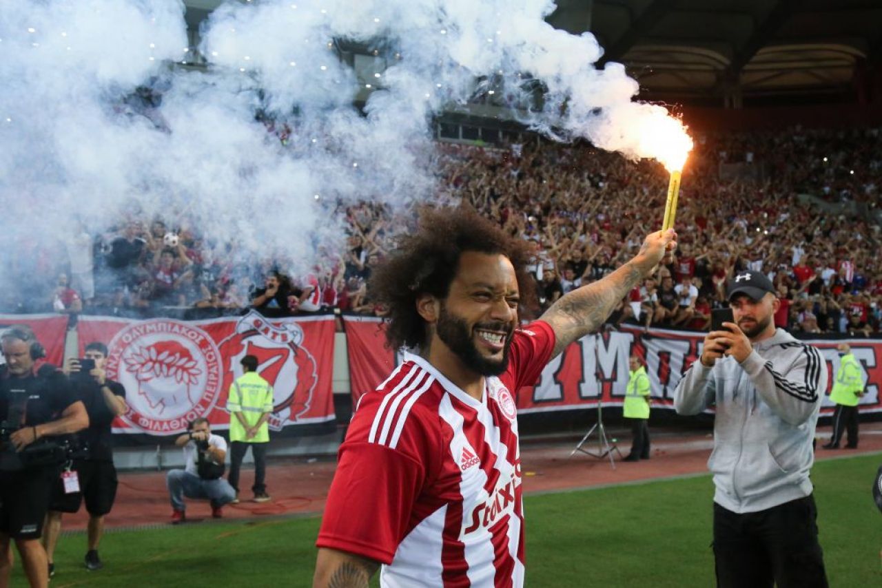Pur și simplu spectaculos! Marcelo, prezentare de star la Olympiacos. Fanii au luat cu asalt stadionul și i-au pregătit un show pirotehnic_16
